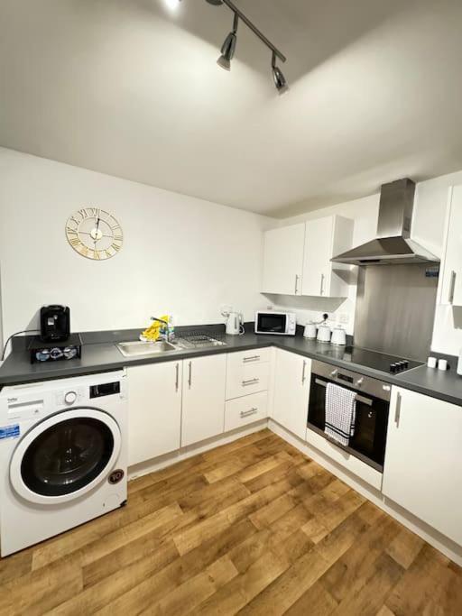 Luxury Cozy 3 Bed Apartment 5Mins From City - Free Parking! Nottingham Buitenkant foto