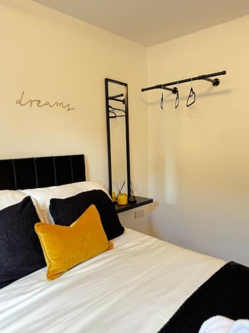 Luxury Cozy 3 Bed Apartment 5Mins From City - Free Parking! Nottingham Buitenkant foto